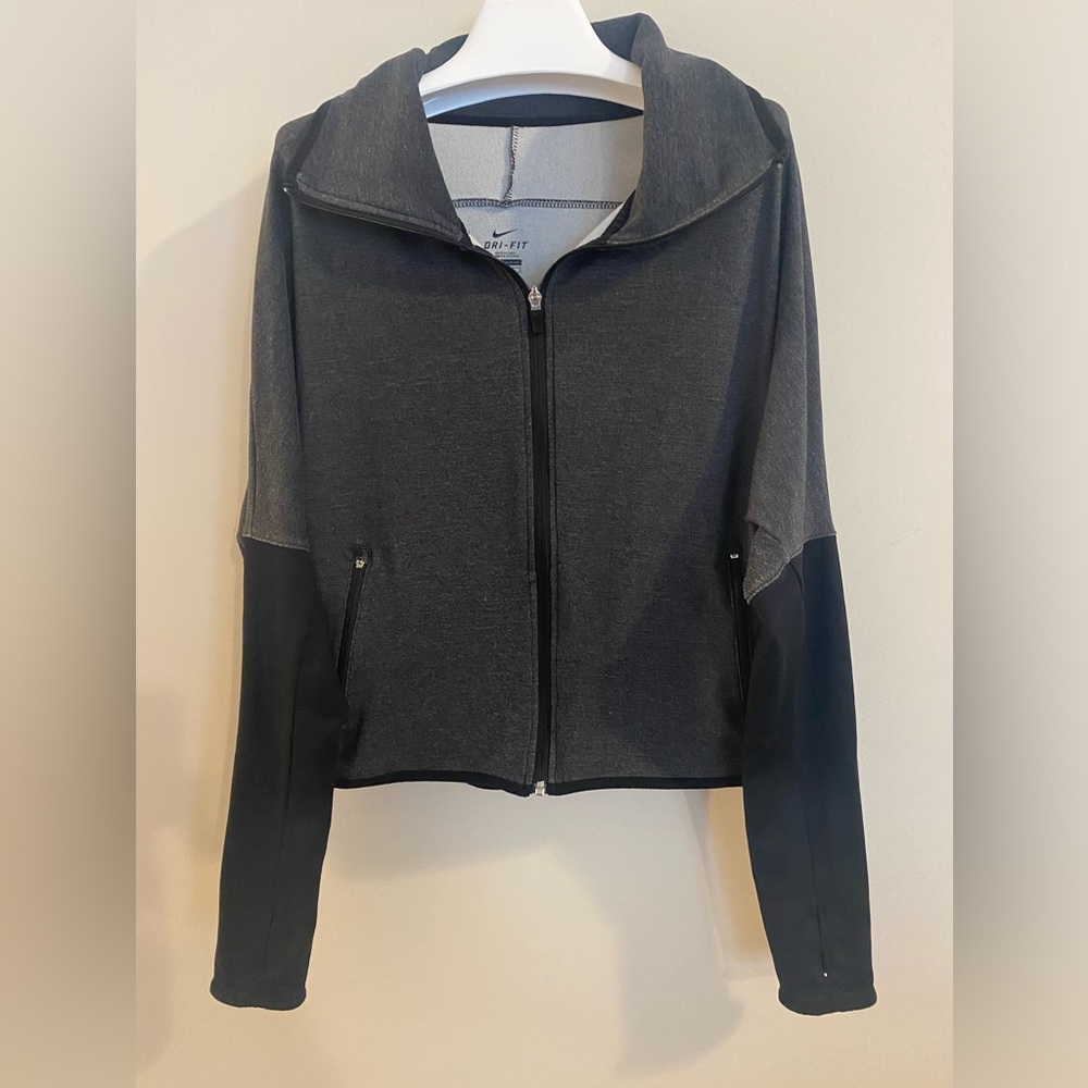 Women’s Nike Bold & Fearless Grey & Black Dri-Fit Jacket, Size L - Picture 2 of 7